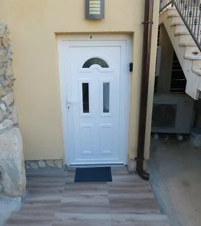 Renoviertes In Mit Terrasse * Baška